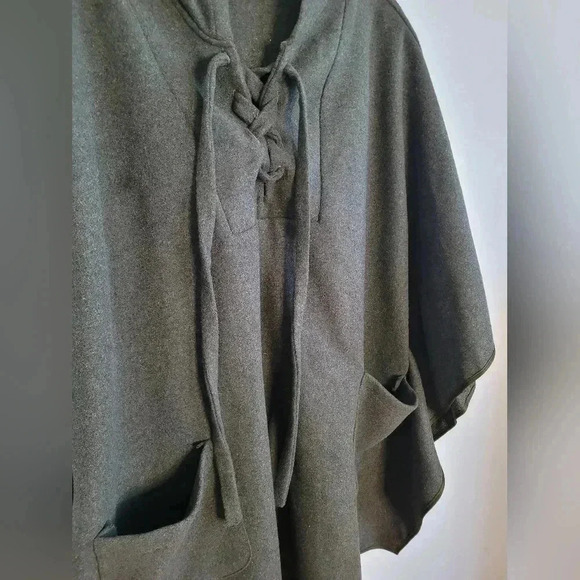 Sisily hooded cape in a chic khaki green - Picture 9 of 12
